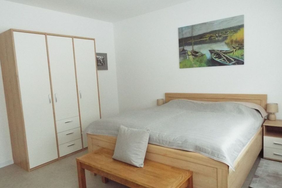 Das Schlafzimmer mit dem Doppelbett und dem großen Schrank, Foto: H. Herrmann, Lizenz: H. Herrmann